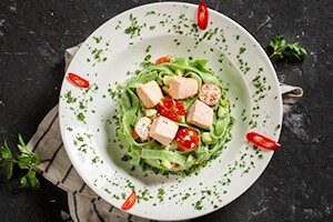 Феттучини с семгой и цуккини