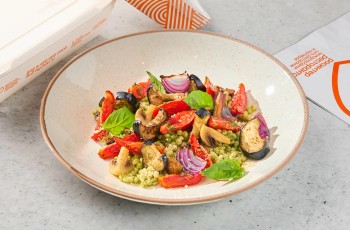 Запечённые овощи с фреголой и соусом песто