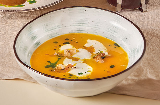 Тыквенный суп со страчателлой и креветками